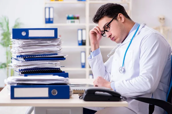 Médico ocupado com muito trabalho no hospital — Fotografia de Stock