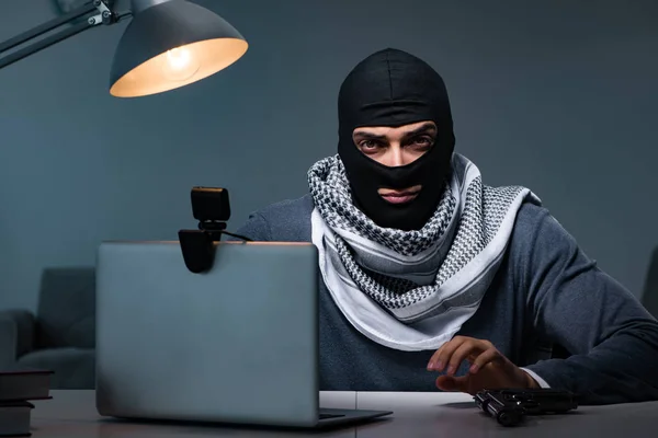 Hacker bär balaclava mask hacka dator — Stockfoto