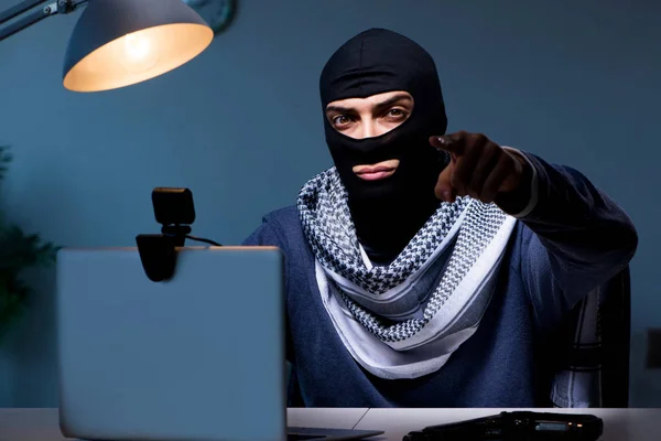 Hacker bär balaclava mask hacka dator — Stockfoto