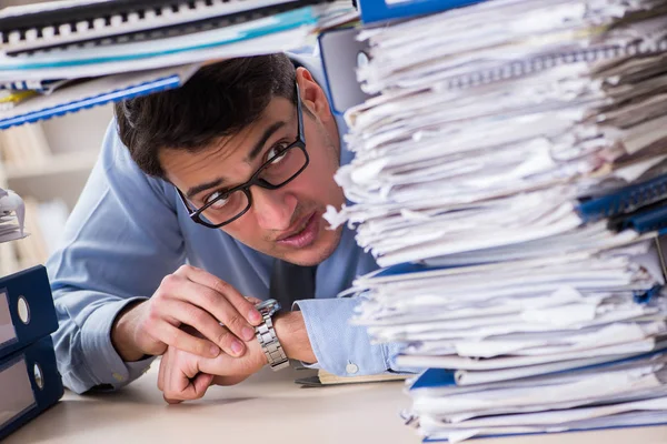 Empresario extremadamente ocupado trabajando en la oficina — Foto de Stock