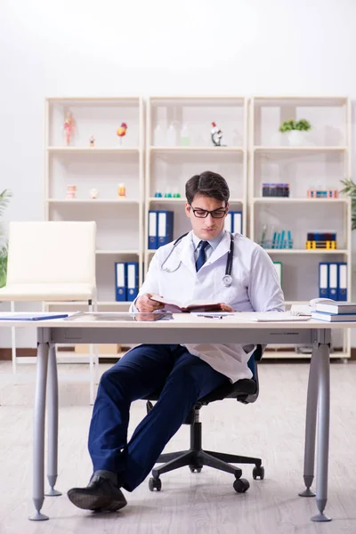 Jonge dokter op kantoor — Stockfoto