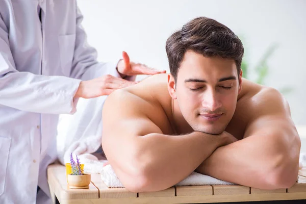 Uomo in spa godendo il suo tempo — Foto Stock