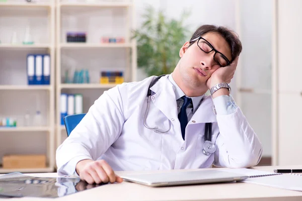 Jovem médico sentado no escritório — Fotografia de Stock