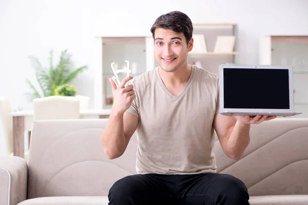 Man measuring body fat with calipers — Stock Photo, Image