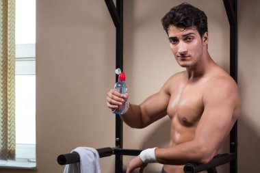 Spor salonunda su içen susamış bir adam.