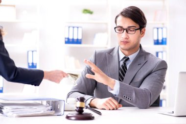 Avukata hizmetleri için rüşvet teklif ediliyor.