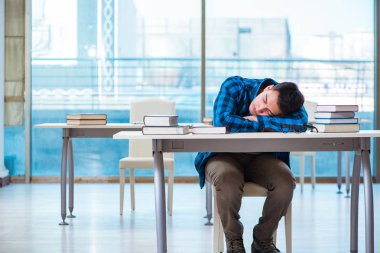 Üniversitede ders sırasında öğrenci