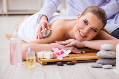 Salondaki spa prosedürü sırasında genç bir kadın.