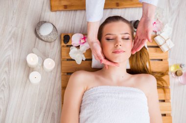 Salondaki spa prosedürü sırasında genç bir kadın.