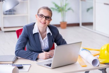 Projede çalışan kadın mimar  