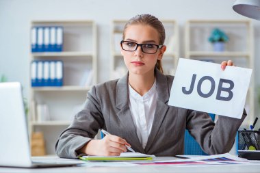 İş kadını ofiste mesajla oturuyor.