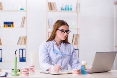 Diş hekimliği öğrencisi sınıfta pratik yapıyor.