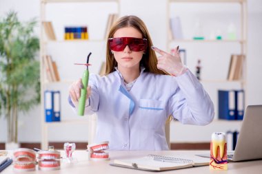 Diş hekimliği öğrencisi sınıfta pratik yapıyor.