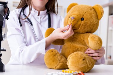 Çocuk oyuncak sağlığını kontrol ediyor