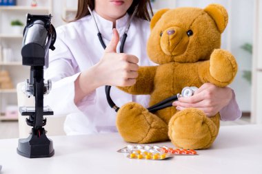 Çocuk oyuncak sağlığını kontrol ediyor