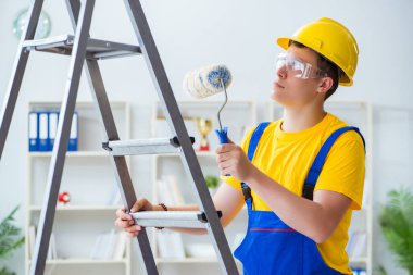Tadilat projesinde çalışan bir ressam.