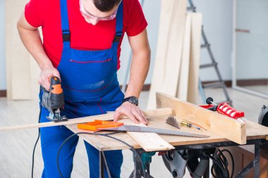 Müteahhit atölyede çalışıyor.