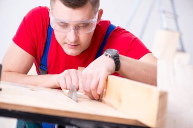 Müteahhit atölyede çalışıyor.