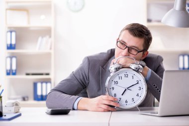 Acil ve son teslim tarihi konseptinde alarm veren bir işadamı. 
