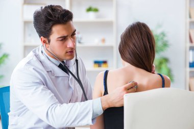 Doktor steteskopla hastayı kontrol ediyor.