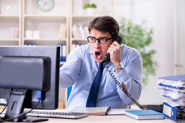Uomo d'affari frustrato a molte telefonate — Foto Stock