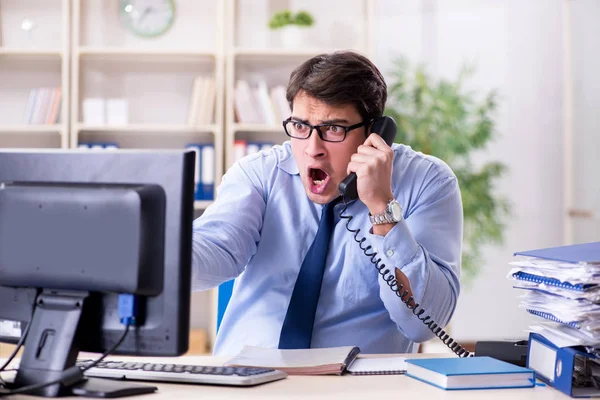 Geschäftsmann frustriert über viele Telefonate — Stockfoto