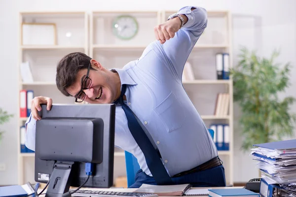 Wütender Geschäftsmann frustriert über zu viel Arbeit — Stockfoto