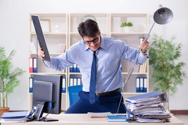 Uomo d'affari arrabbiato frustrato con troppo lavoro — Foto Stock