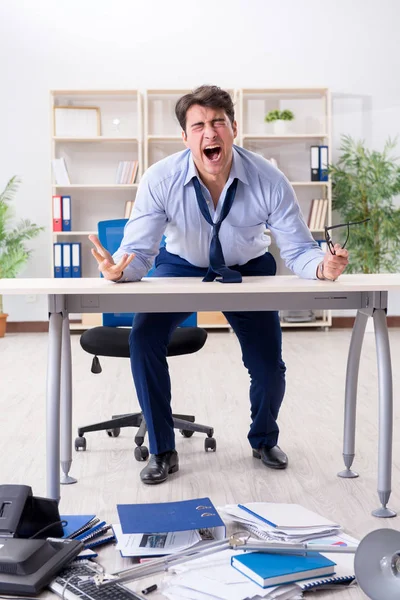 怒っているビジネスマンはあまりにも多くの仕事に不満 — ストック写真
