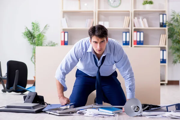 Wütender Geschäftsmann frustriert über zu viel Arbeit — Stockfoto