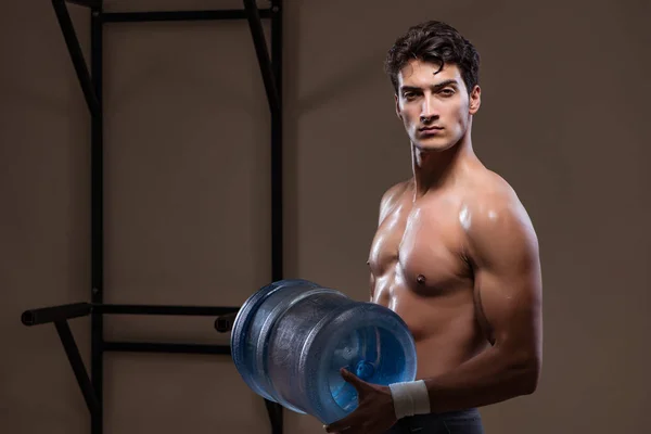 Muscular rasgado hombre con gran botella de agua —  Fotos de Stock