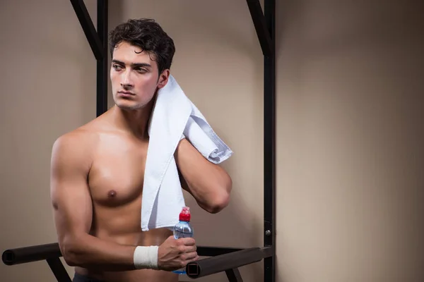 Hombre sediento bebiendo agua en el gimnasio deportivo — Foto de Stock