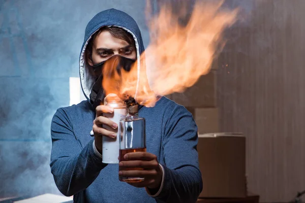 Rebelde con cóctel molotov en habitación oscura —  Fotos de Stock