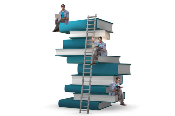 Onderwijs concept met boeken en mensen — Stockfoto