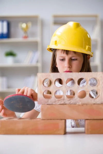 Bâtiment jeune fille avec briques de construction — Photo