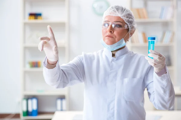 Mujer química presionando botón virtual en el laboratorio — Foto de Stock