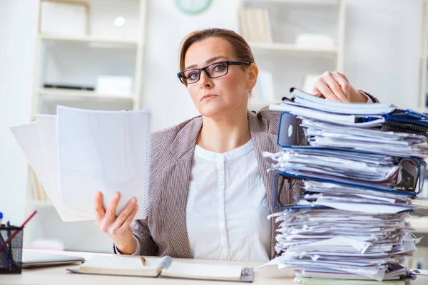 Geschäftsfrau mit laufendem Papierkram sehr beschäftigt — Stockfoto