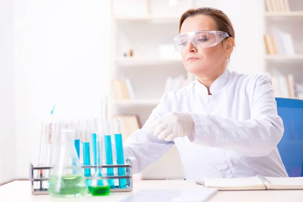 Mulher química que trabalha no laboratório de clínica hospitalar — Fotografia de Stock