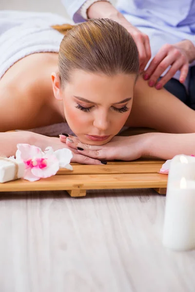 Jovem mulher durante o procedimento de spa no salão — Fotografia de Stock