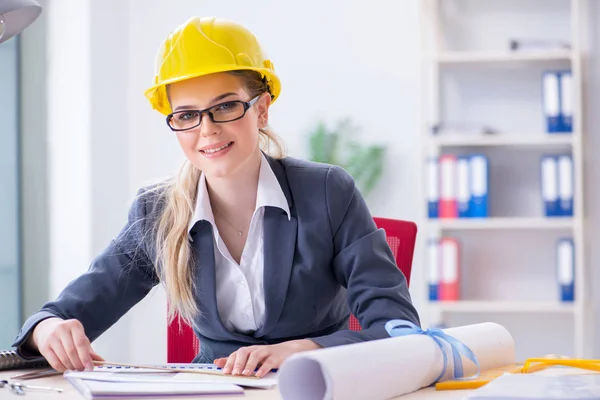 Woman architect working on the project — Stock Photo, Image