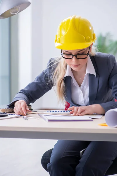 Mujer arquitecta trabajando en el proyecto — Foto de Stock