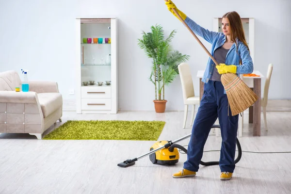 Fiatal nő takarítás padló otthon csinál házimunka — Stock Fotó