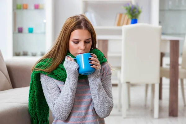 Chora kobieta cierpiąca na grypę w domu — Zdjęcie stockowe