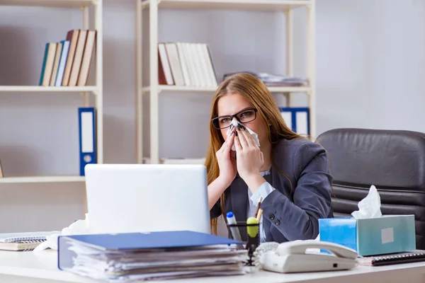 Femme d'affaires employée malade au bureau — Photo