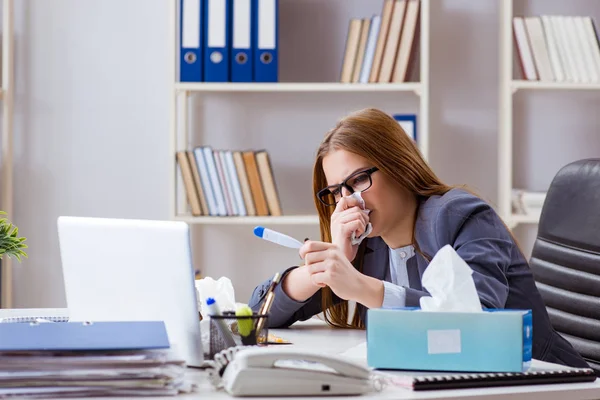 Zakenvrouw werknemer ziek in het kantoor — Stockfoto