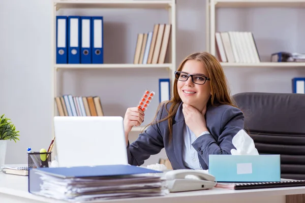 Unternehmerin krank im Büro — Stockfoto