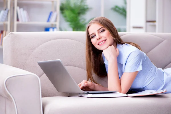 Giovane studentessa preparazione per gli esami universitari — Foto Stock