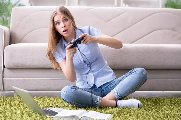 Junge Studentin spielt zu Hause Spiele — Stockfoto