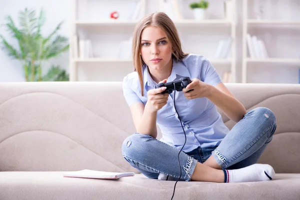 Ung kvinna student spelar spel hemma — Stockfoto