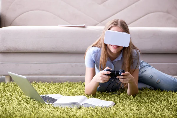 Chica joven jugando juegos de realidad virtual — Foto de Stock